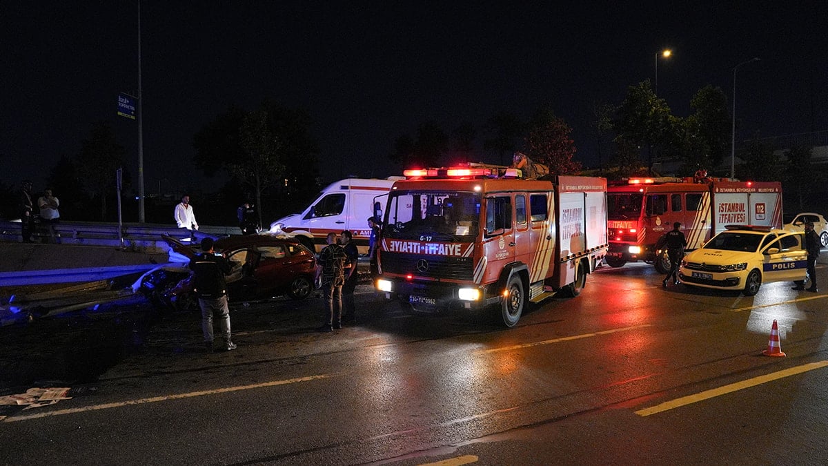 Bayrampaşa’da kaza: Bariyere saplandı Bayrampaşa’da kaza: Bariyere saplandı