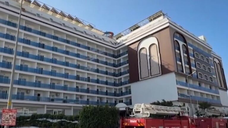 Beş yıldızlı otelde yangın! Müşteriler tahliye edildi Beş yıldızlı otelde yangın! Müşteriler tahliye edildi