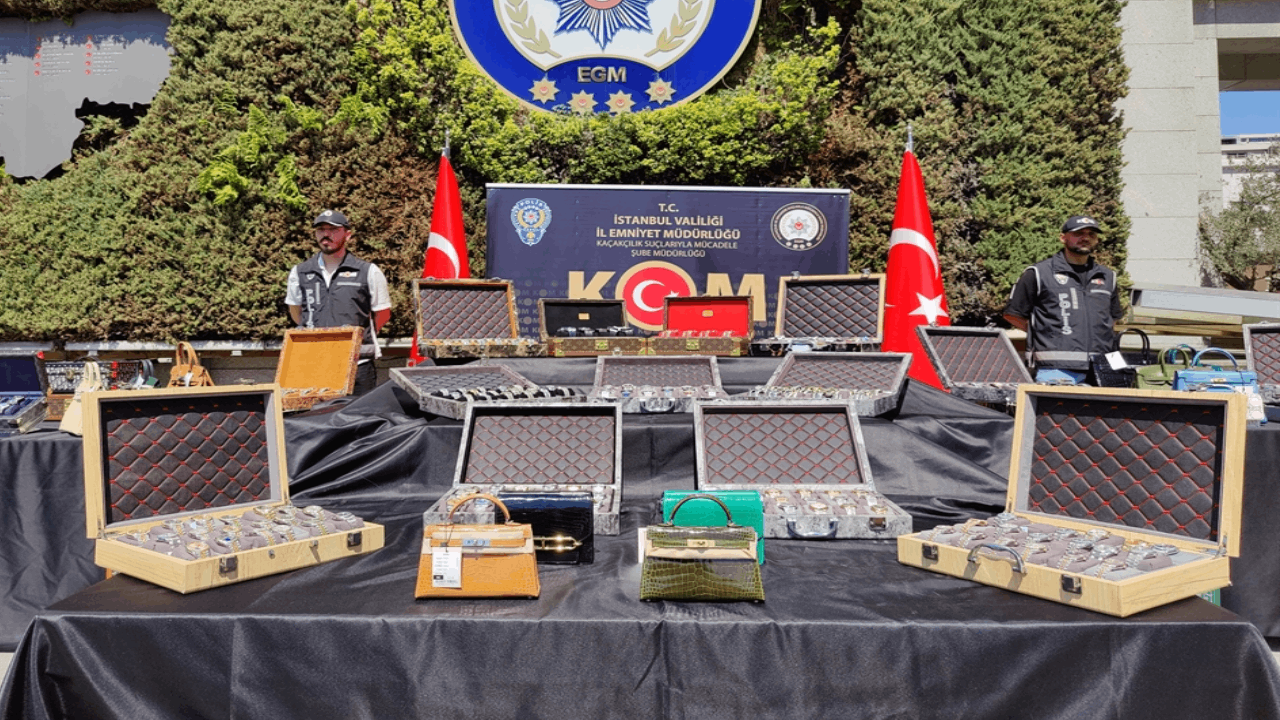 Beyoğlu’nda 100 milyon liralık kaçak çanta-saat yakalandı Beyoğlu’nda 100 milyon liralık kaçak çanta-saat yakalandı