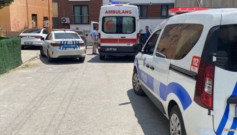 Bıçaklı kavgada iki kardeş ve bir polis yaralandı Bıçaklı kavgada iki kardeş ve bir polis yaralandı