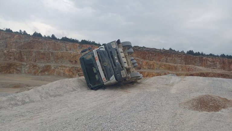 Bilecik’te kum yüklü kamyon devrildi Bilecik’te kum yüklü kamyon devrildi