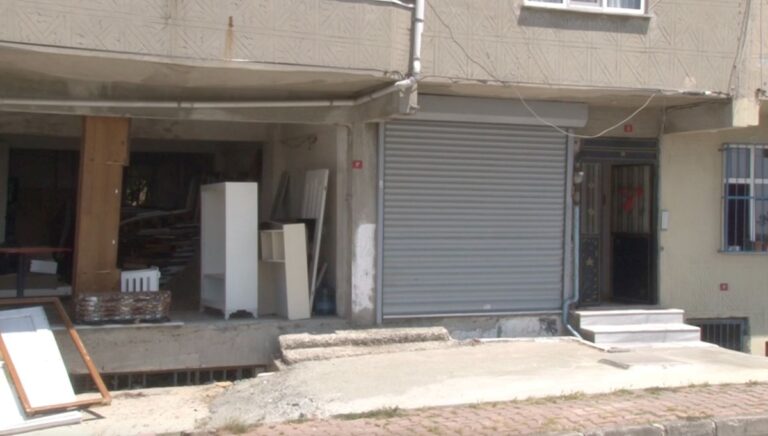 Bina sahibi kiracıları isyan ettirdi: Ayakkabıları ve kargoları çalıp camlara taş atıyor Bina sahibi kiracıları isyan ettirdi: Ayakkabıları ve kargoları çalıp camlara taş atıyor