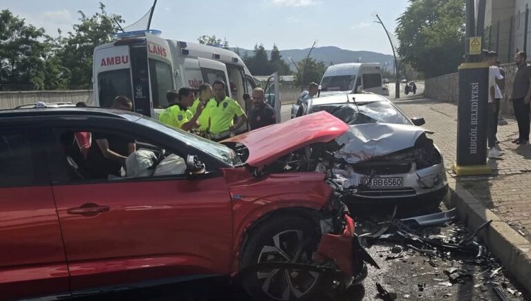 Bingöl’de trafik kazası: 3 yaralı Bingöl’de trafik kazası: 3 yaralı