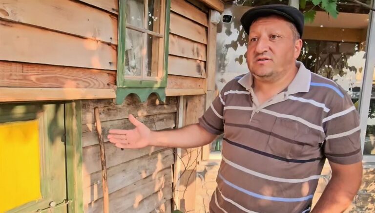 Bir hevesle başladı, çocukluğuna yolculuk için bahçesini adeta müzeye dönüştürdü Bir hevesle başladı, çocukluğuna yolculuk için bahçesini adeta müzeye dönüştürdü