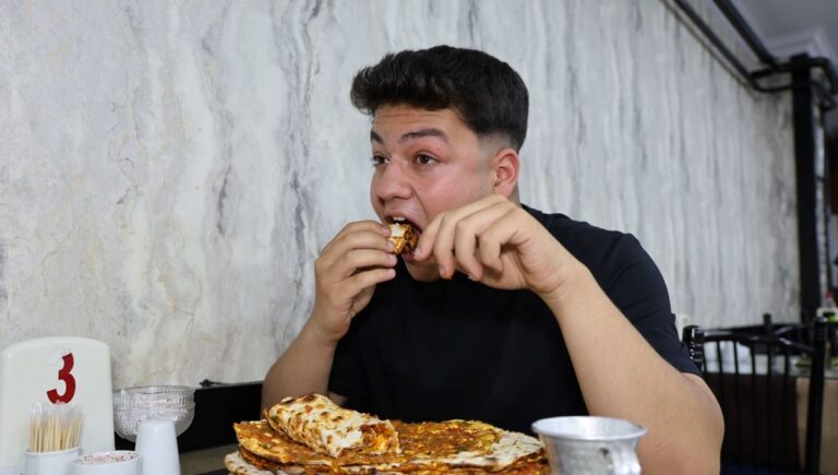 Bir oturuşta 15 lahmacun yiyor: 110 kilo rakipleriyle mücadele ediyor Bir oturuşta 15 lahmacun yiyor: 110 kilo rakipleriyle mücadele ediyor