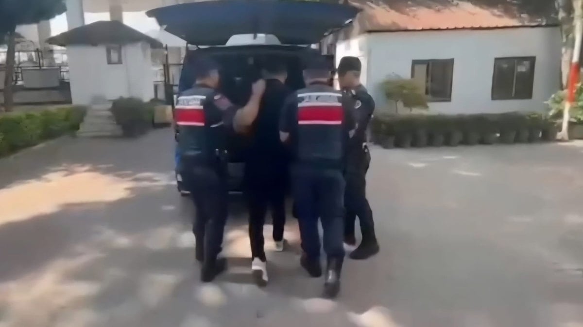 Birlikte içki içtiği arkadaşını tabancayla vurdu: Günler sonra bungalovda yakalandı Birlikte içki içtiği arkadaşını tabancayla vurdu: Günler sonra bungalovda yakalandı