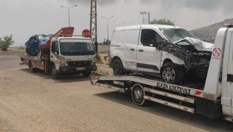 Bitlis’te otomobil ile hafif ticari araç çarpıştı: 2 ölü Bitlis’te otomobil ile hafif ticari araç çarpıştı: 2 ölü