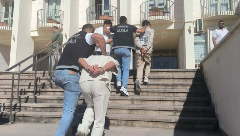 Bodrum’da uyuşturucu operasyonu: 3 kişi tutuklandı Bodrum’da uyuşturucu operasyonu: 3 kişi tutuklandı
