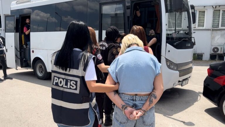 Bursa merkezli 3 ilde fuhuş operasyonu: 15 gözaltı Bursa merkezli 3 ilde fuhuş operasyonu: 15 gözaltı