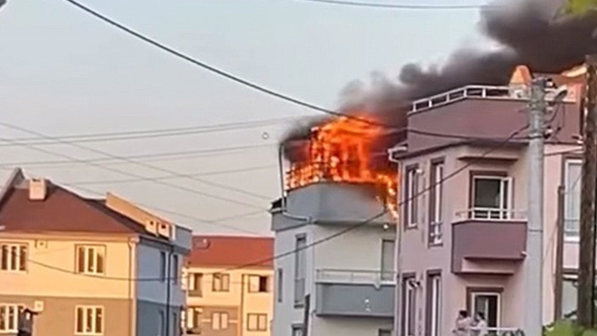 Bursa’da apartmanın çatısı alev alev yandı Bursa’da apartmanın çatısı alev alev yandı