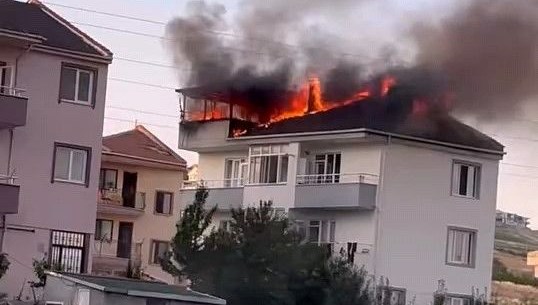 Bursa’da çatı yangını: Dumandan etkilenen kadın hastaneye kaldırıldı Bursa’da çatı yangını: Dumandan etkilenen kadın hastaneye kaldırıldı