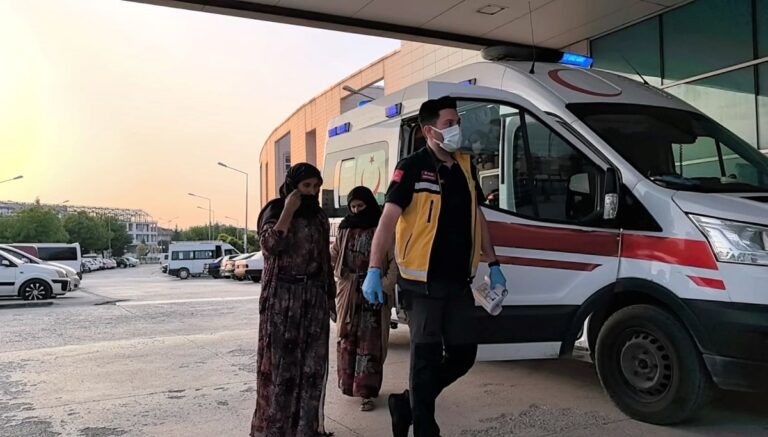 Çadır kentte gıda zehirlenmesi: 40 mevsimlik işçi hastanelik oldu Çadır kentte gıda zehirlenmesi: 40 mevsimlik işçi hastanelik oldu