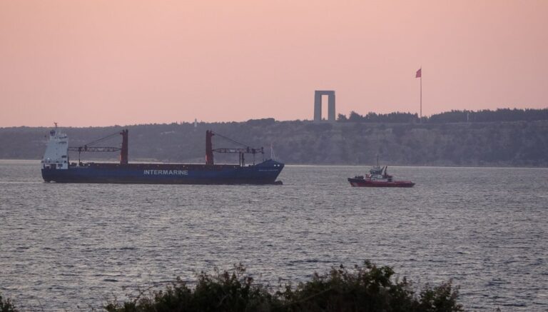 Çanakkale Boğazı’ndan geçen yük gemisinde yangın çıktı Çanakkale Boğazı’ndan geçen yük gemisinde yangın çıktı