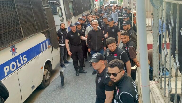 CHP’li belediyelere yolsuzluk soruşturması: 30 kişiye tutuklama talebi CHP’li belediyelere yolsuzluk soruşturması: 30 kişiye tutuklama talebi