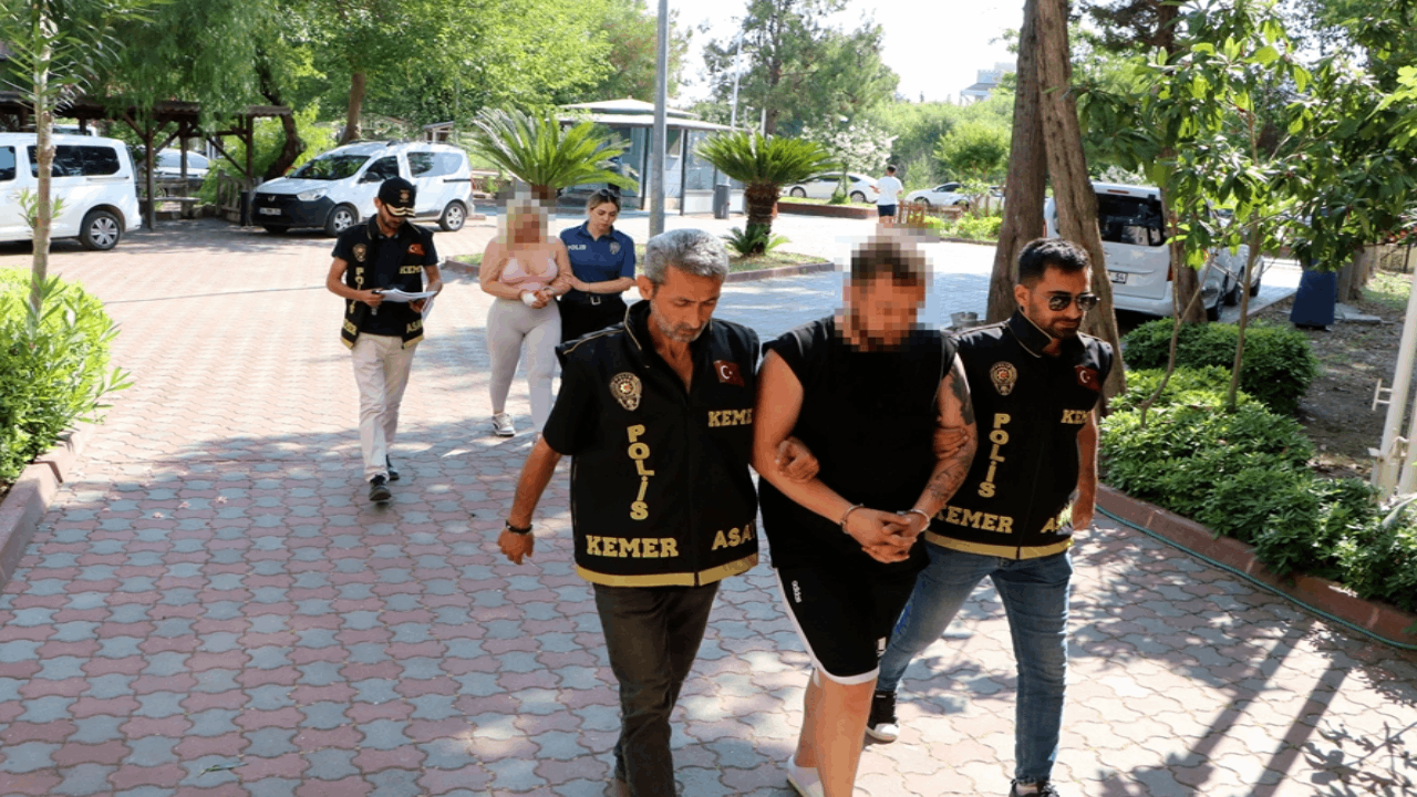 Cinsek ilişki bahanesiyle kandırdıkları 3 çocuğu dolandırıp dövdüler Cinsek ilişki bahanesiyle kandırdıkları 3 çocuğu dolandırıp dövdüler
