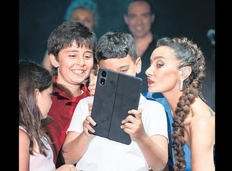 Çocuklarla sahnede selfie Çocuklarla sahnede selfie