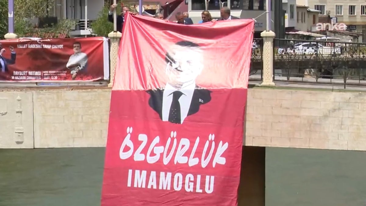 Çoruh Nehri’nin geçtiği köprüye “İmamoğlu’na Özgürlük” pankartı asıldı Çoruh Nehri’nin geçtiği köprüye “İmamoğlu’na Özgürlük” pankartı asıldı