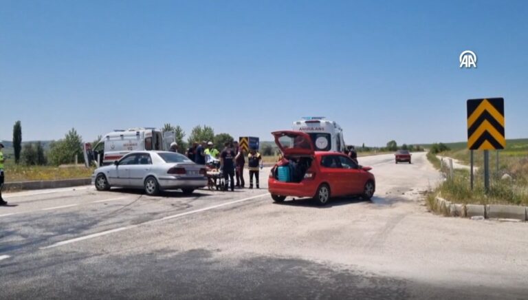 Çorum’da iki otomobil çarpıştı: Dört yaralı Çorum’da iki otomobil çarpıştı: Dört yaralı