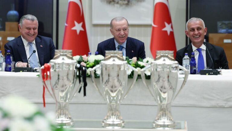 Cumhurbaşkanı Erdoğan, Süper Lig’e yükselen kulüp başkanlarını kabul etti Cumhurbaşkanı Erdoğan, Süper Lig’e yükselen kulüp başkanlarını kabul etti