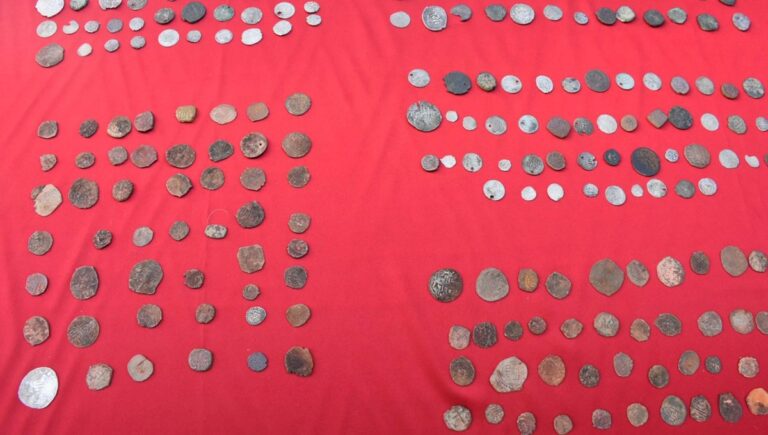 Değeri tam 20 milyon lira: İzmir’de tarihi eser baskını Değeri tam 20 milyon lira: İzmir’de tarihi eser baskını