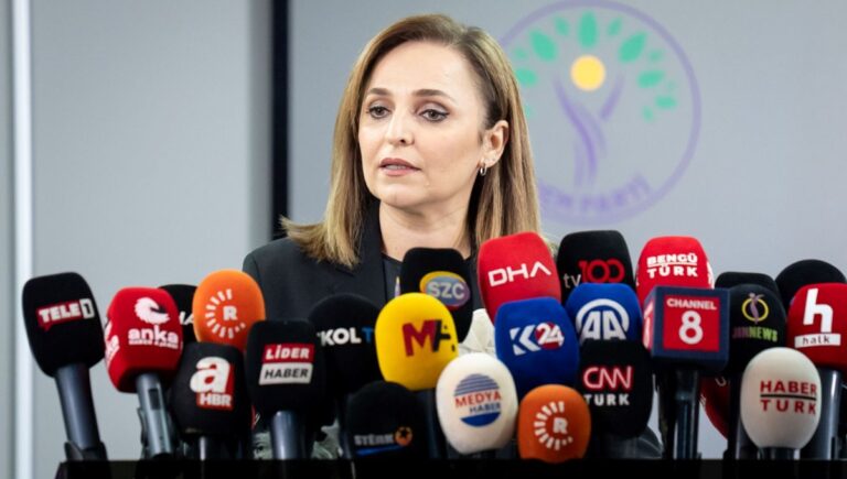 DEM Parti’den “Terörsüz Türkiye” açıklaması: Süreç kendi ritminde ilerliyor DEM Parti’den “Terörsüz Türkiye” açıklaması: Süreç kendi ritminde ilerliyor