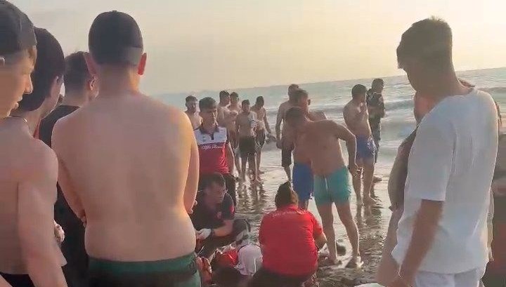 Denizdeki dalga nedeniyle ölümden döndüler: Baba ile 3 çocuğu hastaneye kaldırıldı Denizdeki dalga nedeniyle ölümden döndüler: Baba ile 3 çocuğu hastaneye kaldırıldı