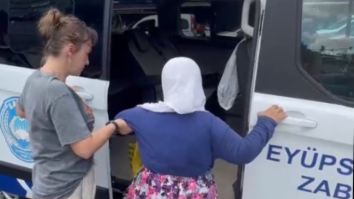 Dilencinin üstünden çıkanlar şoke etti! 10 çeyrek altın ve 35 bin lirayla yakalandı Dilencinin üstünden çıkanlar şoke etti! 10 çeyrek altın ve 35 bin lirayla yakalandı