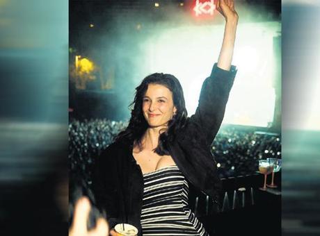 Dizinin başarısının tadını çıkarıyor Dizinin başarısının tadını çıkarıyor