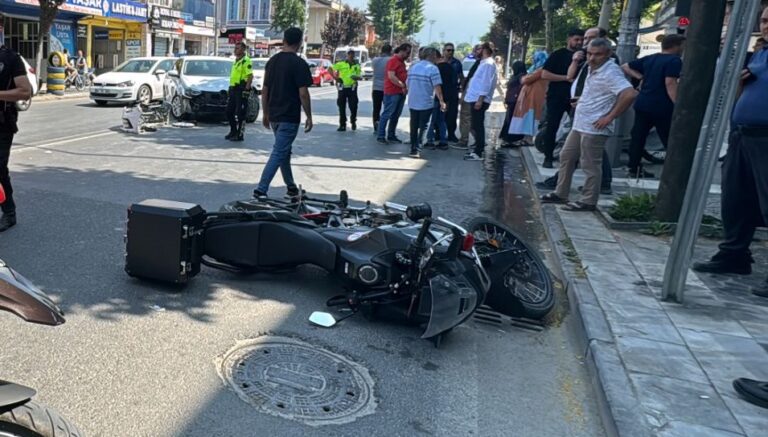 Düzce’de motosikletli polislerle otomobil çarpıştı: 2 yaralı Düzce’de motosikletli polislerle otomobil çarpıştı: 2 yaralı