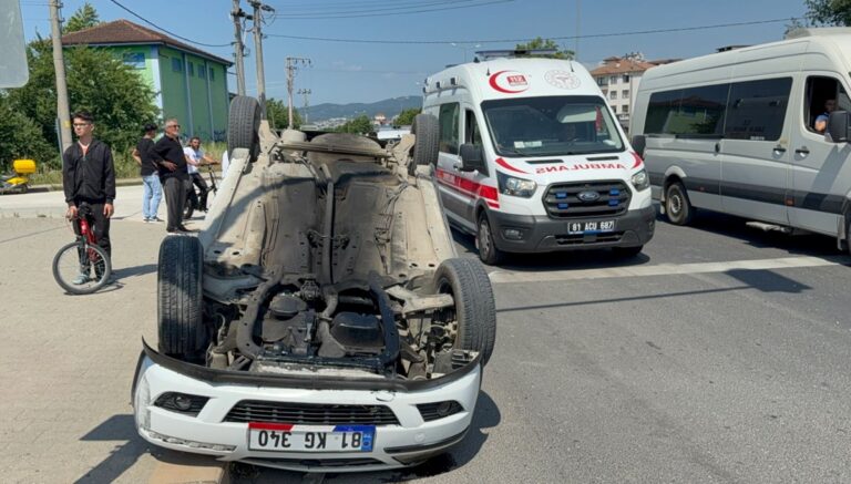 Düzce’de yayaya yol veren otomobile çarpıp takla attı Düzce’de yayaya yol veren otomobile çarpıp takla attı