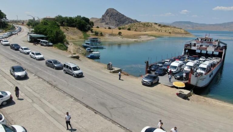 Elazığ-Pertek feribotunda bayram yoğunluğu Elazığ-Pertek feribotunda bayram yoğunluğu