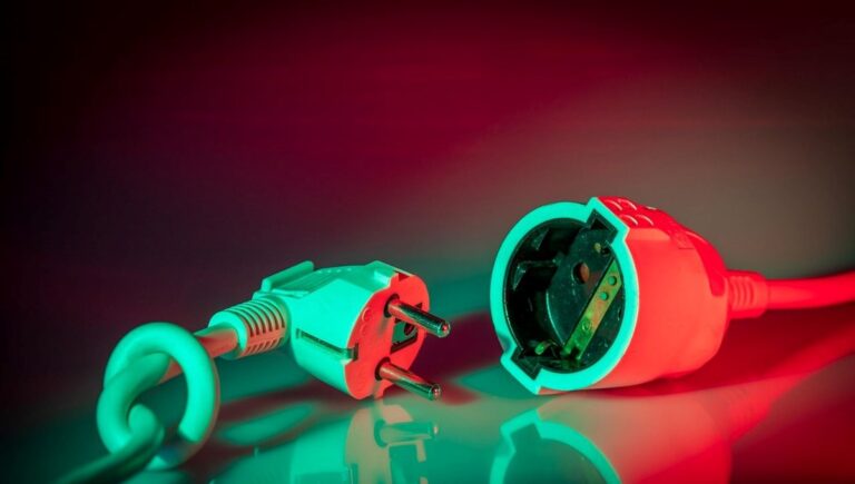 Elektrik çarpması sonucunda ilk yardım nasıl olur? Elektrik çarpması sonucunda ilk yardım nasıl olur?