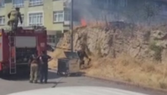 Elektrik direği düştü, yangın çıktı Elektrik direği düştü, yangın çıktı