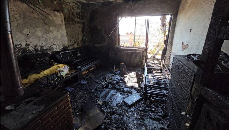 Elektrikli battaniye evi yaktı, yaşlı kadın son anda kurtarıldı Elektrikli battaniye evi yaktı, yaşlı kadın son anda kurtarıldı