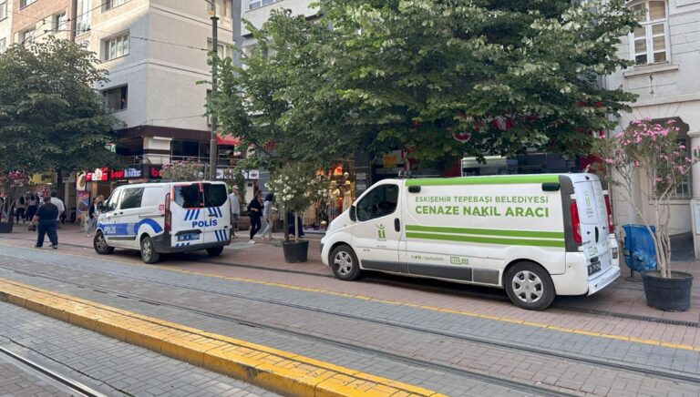 Emekli doktor evinde ölü bulundu Emekli doktor evinde ölü bulundu