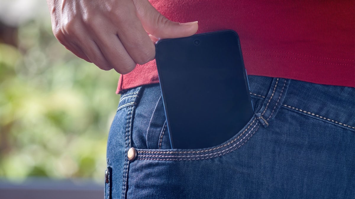 Erkekler aman dikkat: Telefonunuzu cebinizde taşımayın! Erkekler aman dikkat: Telefonunuzu cebinizde taşımayın!