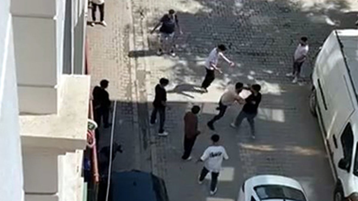 Esenyurt’ta alacak verecek kavgası: Bıçak ve sopalarla birbirilerine girdiler Esenyurt’ta alacak verecek kavgası: Bıçak ve sopalarla birbirilerine girdiler