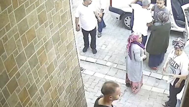 Esenyurt’ta çocukların tartışmasına aileler dahil oldu, mahalle karıştı Esenyurt’ta çocukların tartışmasına aileler dahil oldu, mahalle karıştı