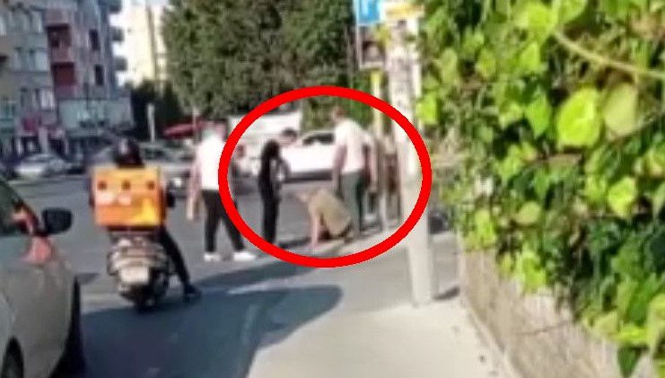 Eşini takip eden adamı sokak ortasında tekme tokat dövdü Eşini takip eden adamı sokak ortasında tekme tokat dövdü