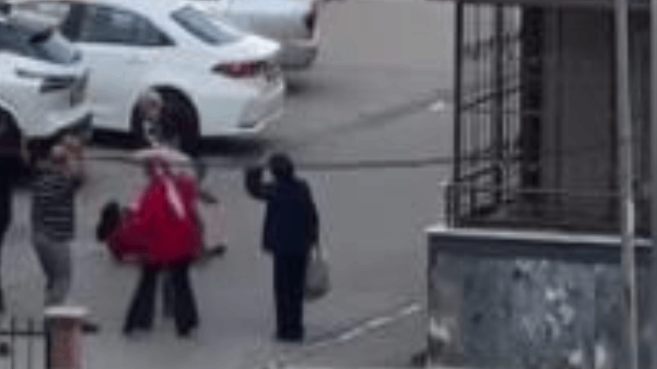Eşinin bıçakla rehin aldığı kadın, çevredekilerin de yardımıyla kurtarıldı Eşinin bıçakla rehin aldığı kadın, çevredekilerin de yardımıyla kurtarıldı