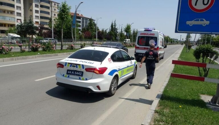 Eşiyle tartışan kadın araçtan atladı Eşiyle tartışan kadın araçtan atladı