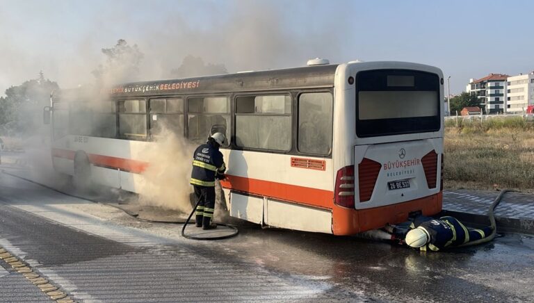 Eskişehir’de belediye otobüsünde yangın Eskişehir’de belediye otobüsünde yangın