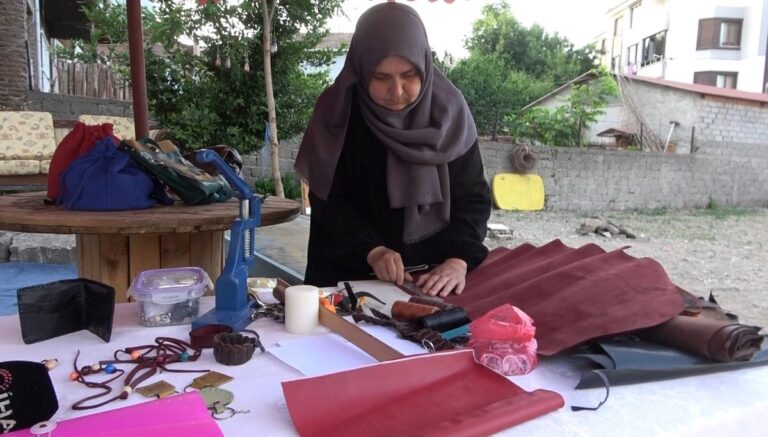 Evinin bir odasını atölyeye dönüştürdü: 3 çocuk annesi başarı hikayesi yazıyor Evinin bir odasını atölyeye dönüştürdü: 3 çocuk annesi başarı hikayesi yazıyor