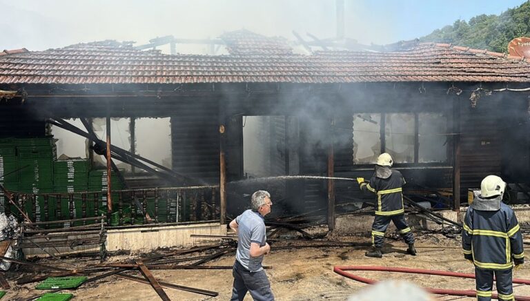 Fabrika yemekhanesinde yangın paniği Fabrika yemekhanesinde yangın paniği