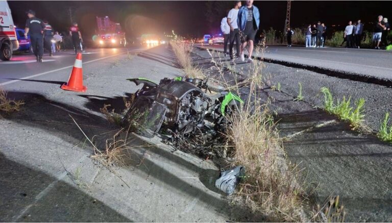 Farları yanmayan araç yarış yapan motosikletlere çarptı: 1 ölü, 3 yaralı Farları yanmayan araç yarış yapan motosikletlere çarptı: 1 ölü, 3 yaralı