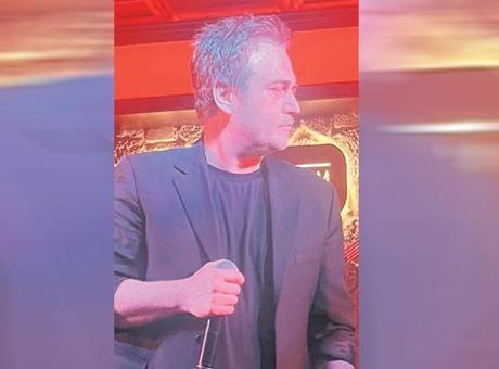 Fenomen şarkılarını seslendirdi Fenomen şarkılarını seslendirdi