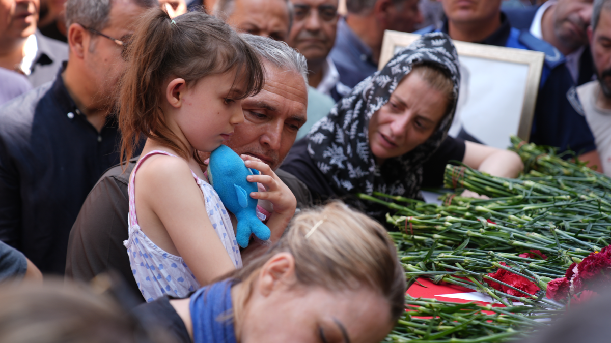 Ferdi Zeyrek’in ikiz kızlarının son isteği duyanları ağlattı Ferdi Zeyrek’in ikiz kızlarının son isteği duyanları ağlattı