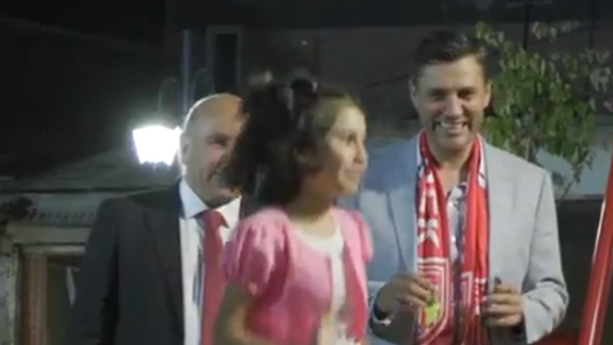 Ferdi Zeyrek’in küçük Fatmagül’e verdiği sözü tuttuğu video gündem oldu Ferdi Zeyrek’in küçük Fatmagül’e verdiği sözü tuttuğu video gündem oldu