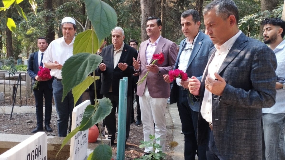 Ferdi Zeyrek’in ölümünde kahreden detay! Ölümünden 3 gün önce gömüldüğü mezarlığı ziyaret etmiş Ferdi Zeyrek’in ölümünde kahreden detay! Ölümünden 3 gün önce gömüldüğü mezarlığı ziyaret etmiş