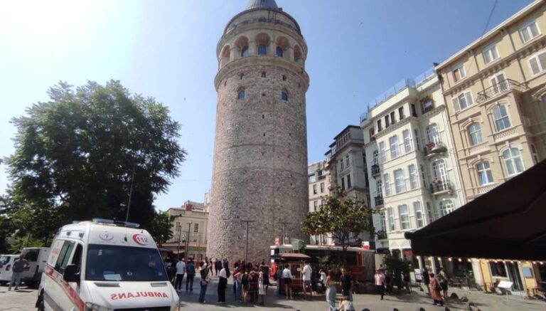 Galata Kulesi’nden düşen kişi hayatını kaybetti Galata Kulesi’nden düşen kişi hayatını kaybetti